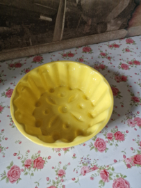 Puddingvorm met onderbord geel