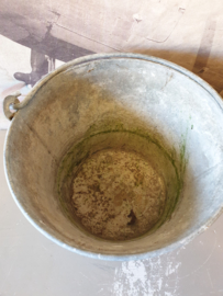 Oude zinken emmer
