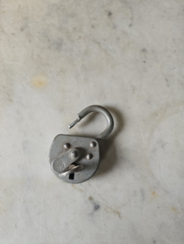 Oud metalen hangslot nr1