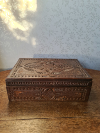 Oude bewerkte houten kist