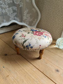 Brocante voetenbankje roos