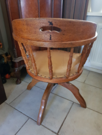 Antieke bureaustoel captain chair
