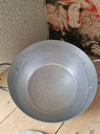 Grote oude aluminium pan