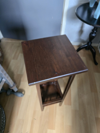 Oud houten plantentafeltje