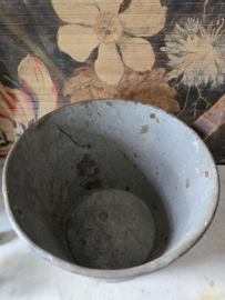 Oude zinken waterschep emmer