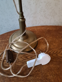 Antiek koperen lampenvoet melkglas kapje