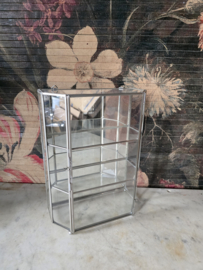 Oud glazen pronkkastje vitrinekastje