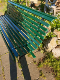 Antiek oud groen parkbank tuinbank