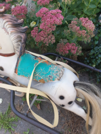 Oude nostalgische driewieler paard met sulky