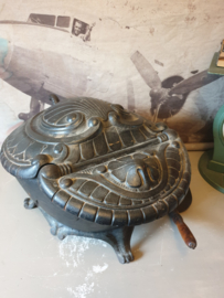 Antiek gietijzeren kolenbak schildpad