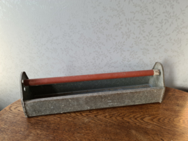 Oude zinken voerbak kippen