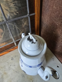 Oude emaille koffiepot schaats handvat