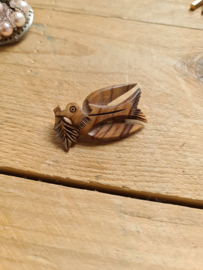 Houten broche vredesduif