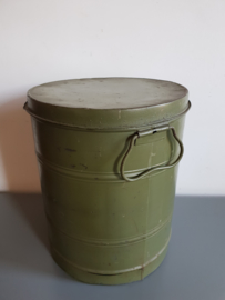 Legergroene blikken ton