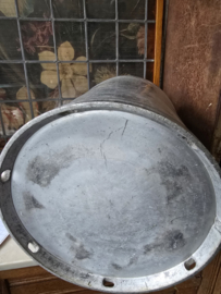 Oude aluminium melkbus