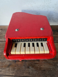 Oude rode houten kinderpiano piano