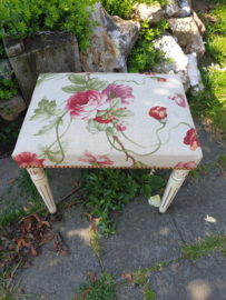 Brocante oud voetenbankje footstool rozen