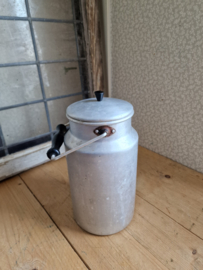 Oude aluminium melkbus