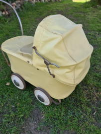 antiek zachtgele poppenwagen