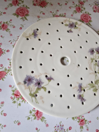 Oude porseleinen treef lila bloemen