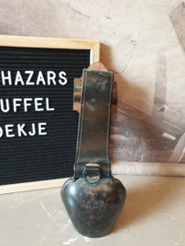 Oude koperen koeienbel zwart leren band gesp