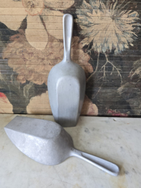 Oude aluminium grutters schep