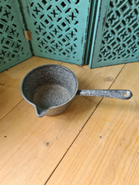 Grijs gewolkte emaille steelpan