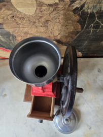 Rood gietijzeren koffiemolen