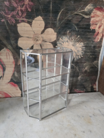 Oud glazen pronkkastje vitrinekastje