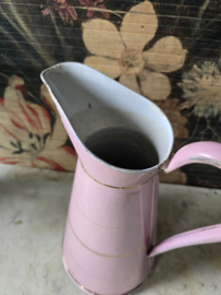 Roze emaille waterkan