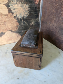 Antiek houten naaidoos speldenkussen