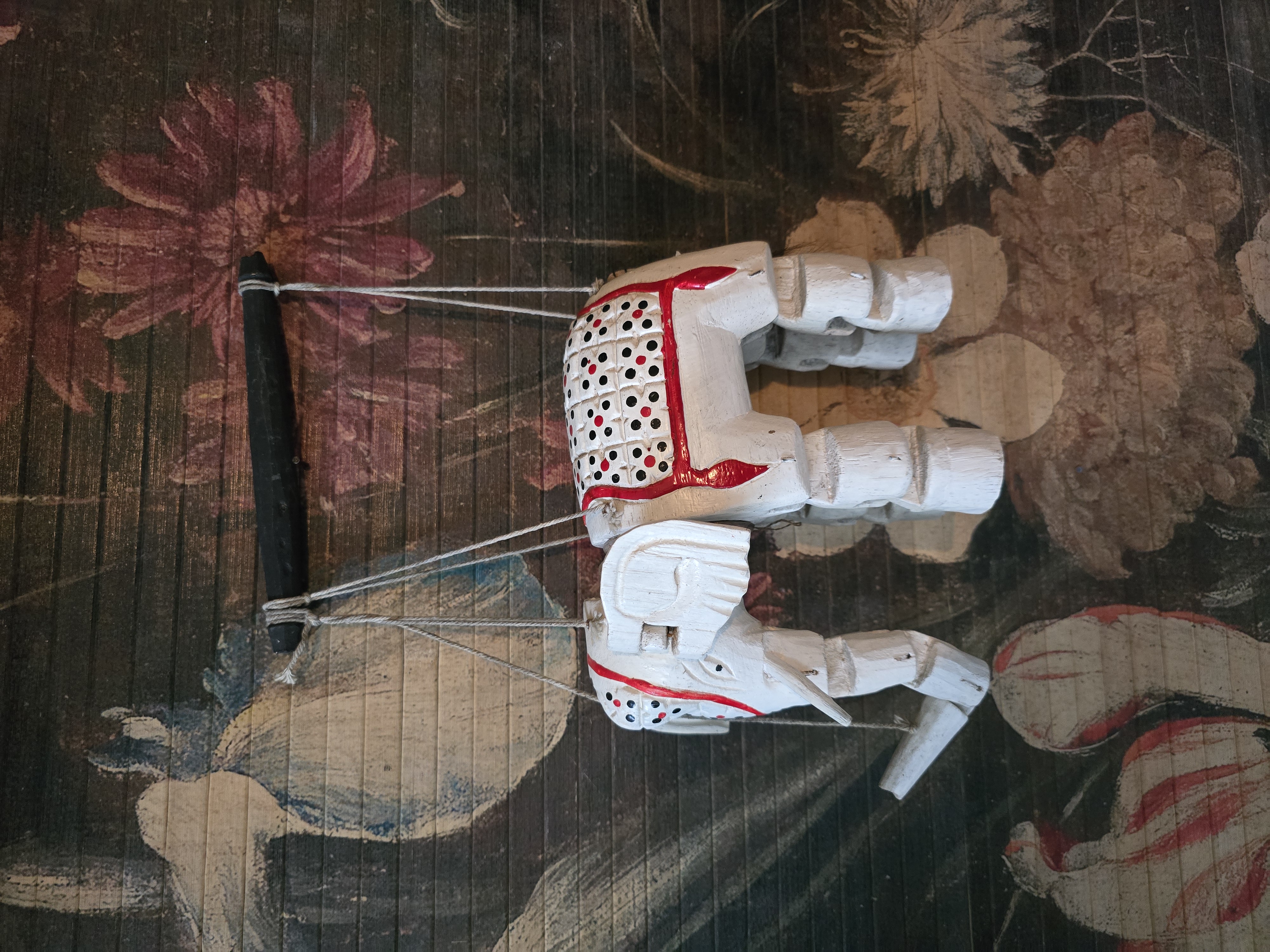 Oude houten marionetten olifant