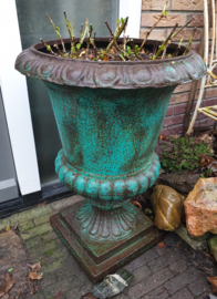 Grote frans blauw groen gietijzeren tuinvaas