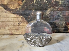 Glazen parfumflesje in zilverkleurige houder