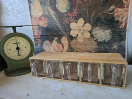 Glazen grutterskast kruidenkast