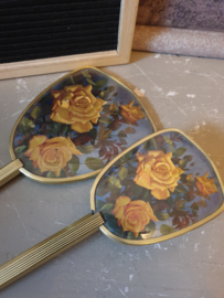 Brocante handspiegel met borstel gele roos