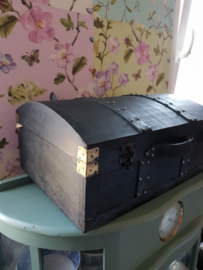 Zwarte houten koffer kist