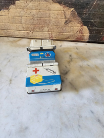 Oud blikken ambulance auto