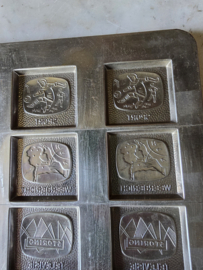 Oude metalen chocolademal televisie