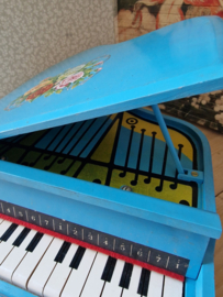 Oud blauw houten kinderpiano