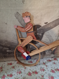 Oude houten duwfiets man rinkelbel