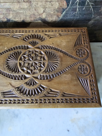 Oude bewerkte houten kist