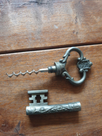 Oude metalen sleutel kurkentrekker