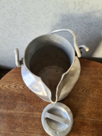 Oud aluminium melkbus melkkan