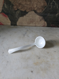Oud wit porseleinen sauslepeltje