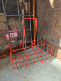 Vintage oranje metalen flessenrek