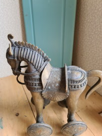 Antiek bronzen paard op wielen