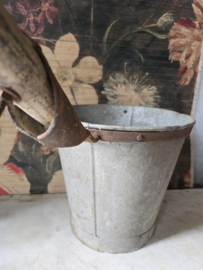Oude zinken waterschep emmer