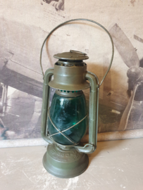 Oude legergroene stormlantaarn stormlamp