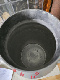 Oude aluminium melkbus